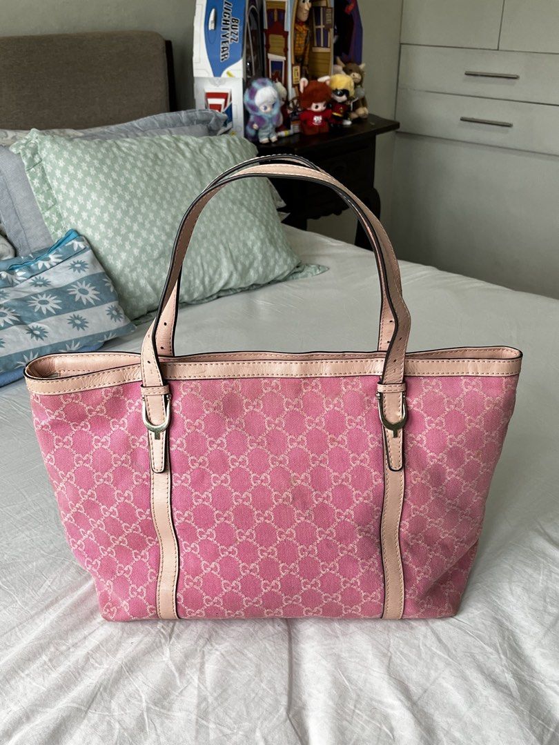 Gucci Tote Bag (Category: Tote Bags) located in Antipolo. Submitted by itsme_ghelsonn (Listing ID 1464612207, Image 1). Description: .