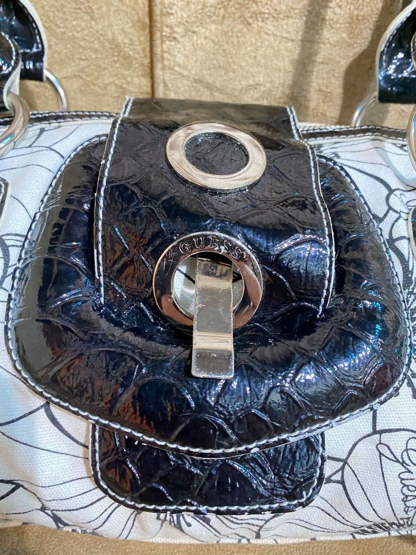 GUESS (Category: Shoulder Bags) located in Dumaguete. Submitted by camillaolshoppe2 (Listing ID 1464617275, Image 3). Description: Meron na naman tayong vintage y2k guess bag Ang cute may Kasama pang bling2 Needs laba lang mga labs kayo na maglaba Ang Ganda.