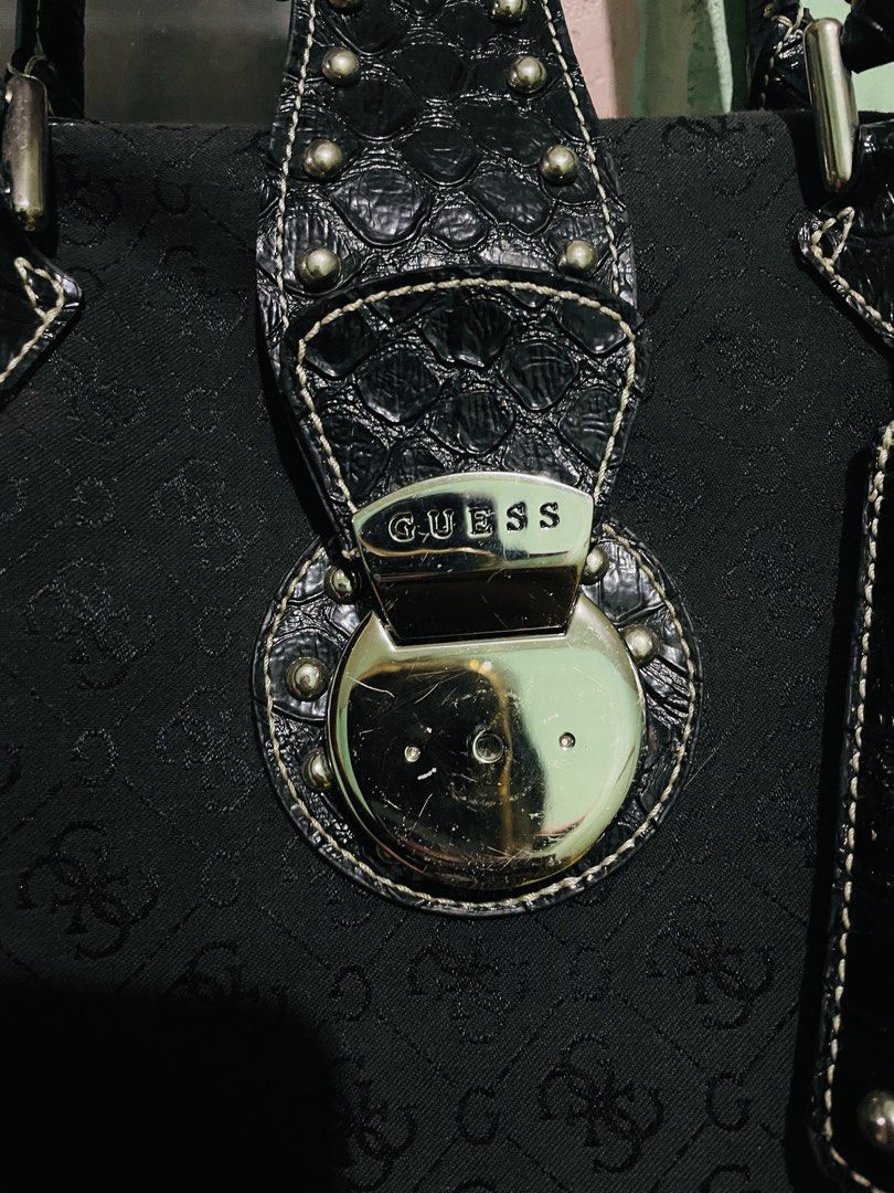 Guess duffel bag (Category: Luxury Bags & Wallets) located in Siquijor. Submitted by trashy84 (Listing ID 1464704113, Image 2). Description: issue missing magnetic lock.