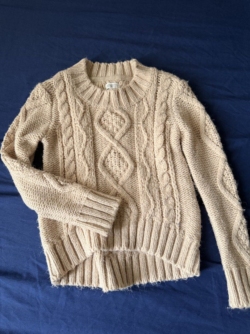 Gymboree Cable Knit Sweater Size S (5-6) (Category: Babies & Kids Fashion) located in Quezon City. Submitted by momdecluttering (Listing ID 1464585414, Image 1). Description: - Cute beige cable knit sweater - Brand: Gymboree - Size: S (fits 5-6 years old) - Ideal for cooler weather - Versatile: pairs well with jeans or leggings - Made in China.
