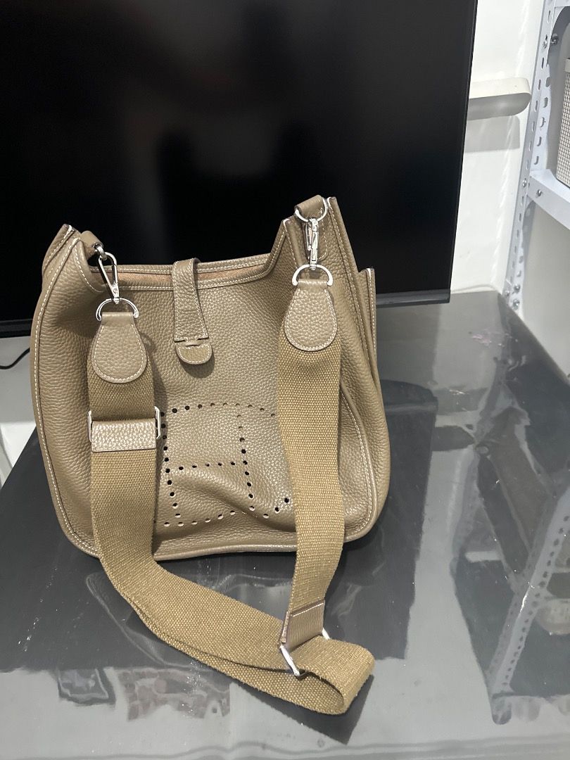 H2 cross body bag (Category: Cross-body Bags) located in Quezon City. Submitted by fiercefire-c40c (Listing ID 1464646258, Image 2). Description: H eve bag- slightly used. Pure leather .
