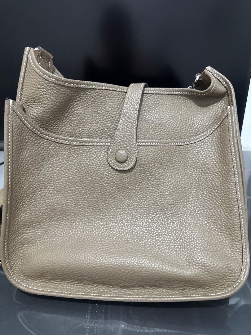 H2 cross body bag (Category: Cross-body Bags) located in Quezon City. Submitted by fiercefire-c40c (Listing ID 1464646258, Image 1). Description: H eve bag- slightly used. Pure leather .