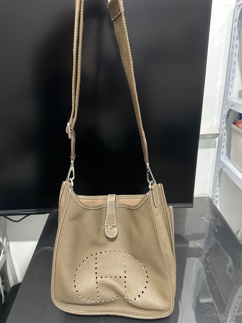 H2 cross body bag (Category: Cross-body Bags) located in Quezon City. Submitted by fiercefire-c40c (Listing ID 1464646258, Image 3). Description: H eve bag- slightly used. Pure leather .