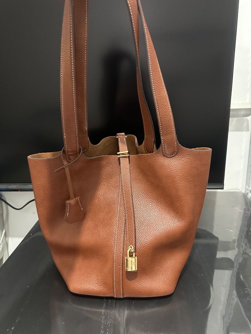 H tote bag (Category: Tote Bags) located in Quezon City. Submitted by fiercefire-c40c (Listing ID 1464644750, Image 2). Description: Pure leather and in good condition. Used twice only. .