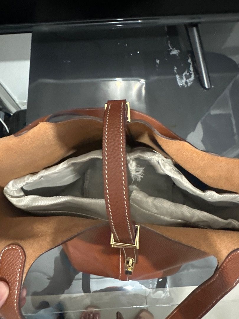 H tote bag (Category: Tote Bags) located in Quezon City. Submitted by fiercefire-c40c (Listing ID 1464644750, Image 3). Description: Pure leather and in good condition. Used twice only. .
