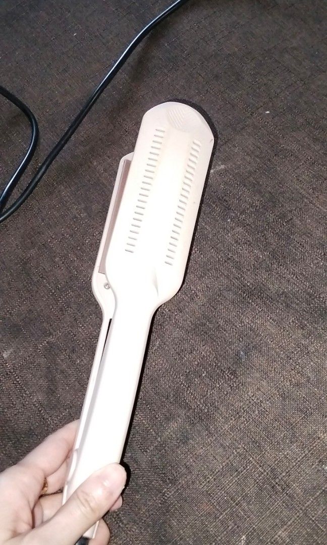 Hair flat iron (Category: Hair) located in Angono. Submitted by mel8704 (Listing ID 1464767309, Image 2). Description: ceramic plate . fast heating up to 210 degrees. can straight hair fast and can be used for salon too. 400 pesos, unli testing meetup or pickup angono rizal.