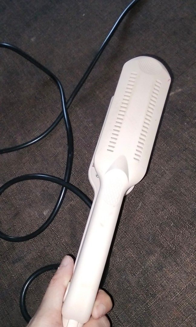 Hair flat iron (Category: Hair) located in Angono. Submitted by mel8704 (Listing ID 1464767309, Image 3). Description: ceramic plate . fast heating up to 210 degrees. can straight hair fast and can be used for salon too. 400 pesos, unli testing meetup or pickup angono rizal.