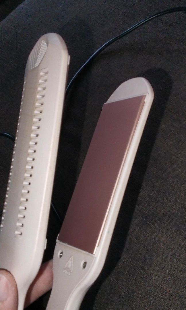 Hair flat iron (Category: Hair) located in Angono. Submitted by mel8704 (Listing ID 1464767309, Image 1). Description: ceramic plate . fast heating up to 210 degrees. can straight hair fast and can be used for salon too. 400 pesos, unli testing meetup or pickup angono rizal.