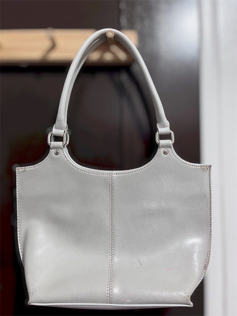 Handbag by Wilsons Leather (Category: Cross-body Bags) located in Taguig. Submitted by collectionsbykhrisna (Listing ID 1464628588, Image 1). Description: Original Wilson’s leather handbag With small signs of use.