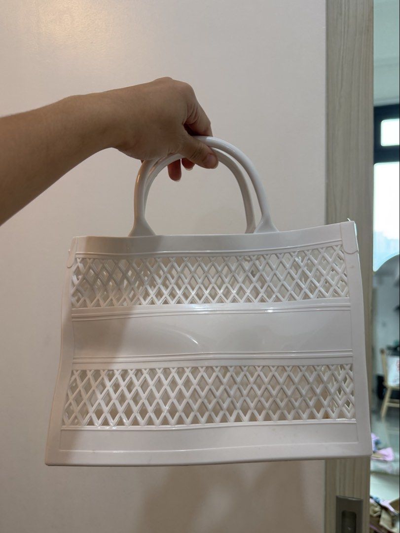 Hard plastic Tote bag (Category: Tote Bags) located in Manila. Submitted by regaliarack (Listing ID 1464587668, Image 1). Description: Never used. Good condition .