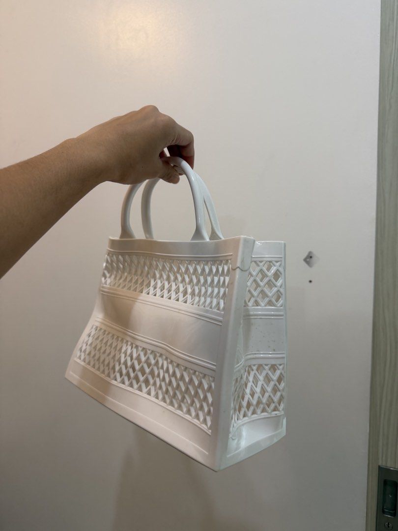 Hard plastic Tote bag (Category: Tote Bags) located in Manila. Submitted by regaliarack (Listing ID 1464587668, Image 2). Description: Never used. Good condition .