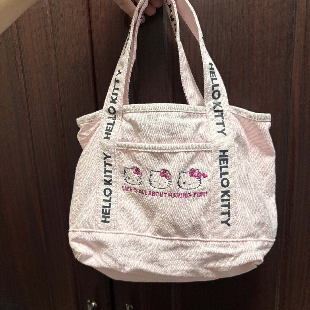 Hello Kitty Pink Lunch Bag (Category: Tote Bags) located in Manila. Submitted by nero.ph (Listing ID 1464734438, Image 1). Description: -minimal stains -with water ottle compared DM for more inqiikie.