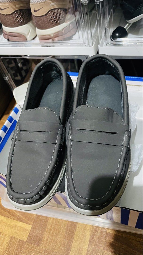 Henson Gray Loafers Size 2 (EUR 33) (Category: Babies & Kids Fashion) located in Mandaluyong City. Submitted by il0v3thisg4m3 (Listing ID 1464614031, Image 2). Description: - Henson Loafers - Color: Gray - Size: EUR 33 (Kids Size 2) - Purchased from: SM Store - Original Price: P699.00 - Includes original box and paper.