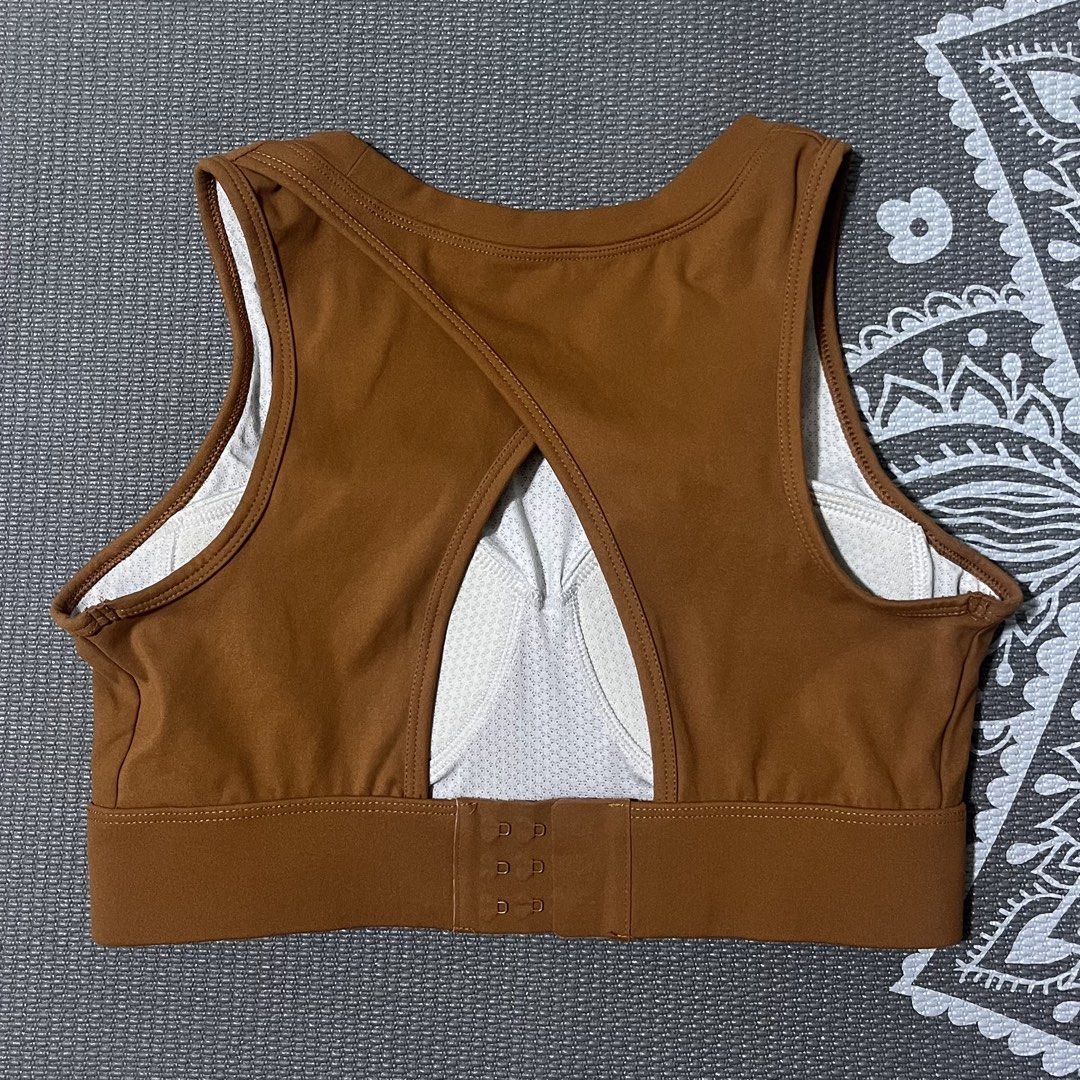 High Neck Sports Bra (Medium) (Category: Activewear) located in Manila. Submitted by dayclutter (Listing ID 1464722892, Image 2). Description: bust: 26”stretch to 32” padded good as new.