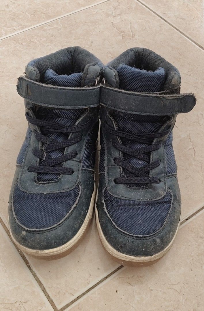 High-Top Sneakers Velcro Strap (Category: Babies & Kids Fashion) located in Rizal. Submitted by reese511 (Listing ID 1464678496, Image 1). Description: Outgrown Declutter Size 33.