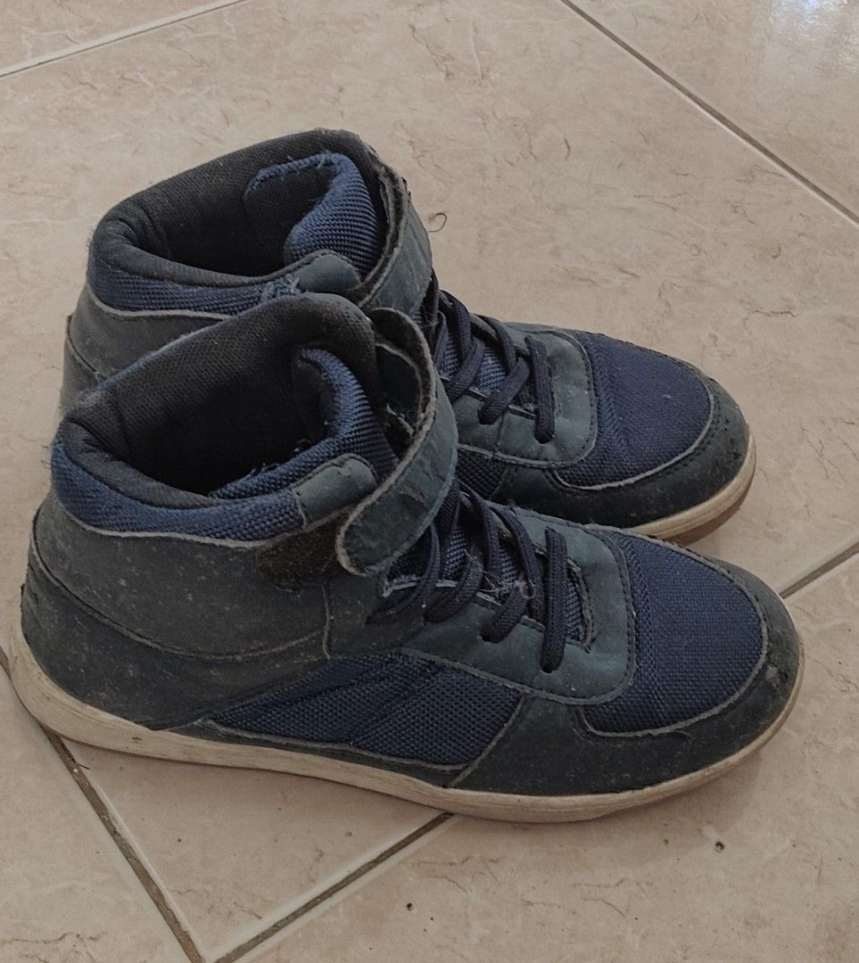 High-Top Sneakers Velcro Strap (Category: Babies & Kids Fashion) located in Rizal. Submitted by reese511 (Listing ID 1464678496, Image 3). Description: Outgrown Declutter Size 33.