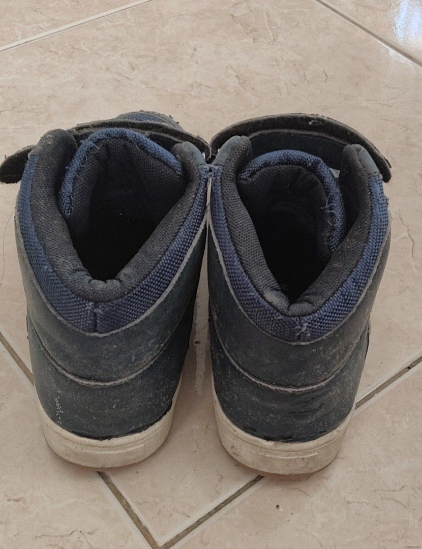 High-Top Sneakers Velcro Strap (Category: Babies & Kids Fashion) located in Rizal. Submitted by reese511 (Listing ID 1464678496, Image 2). Description: Outgrown Declutter Size 33.