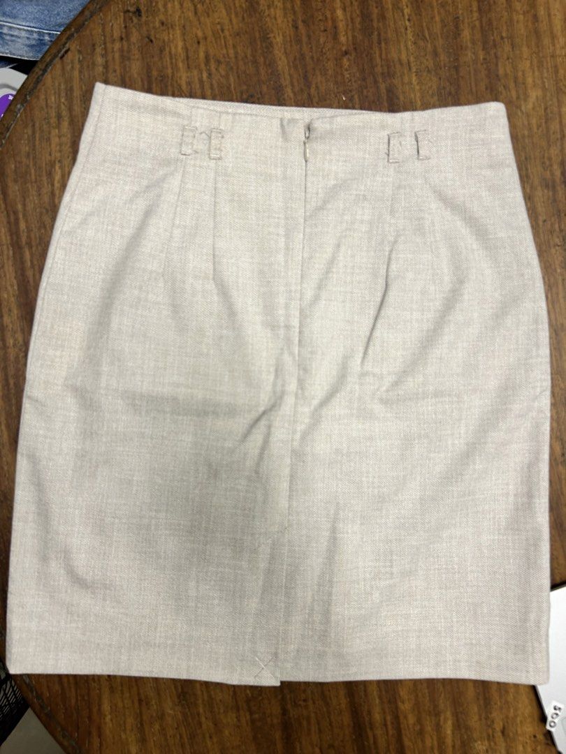 H&M Beige Office Skirt (Category: Skirts) located in Antipolo. Submitted by tshopph (Listing ID 1464648724, Image 2). Description: A chic, versatile high-waisted skirt in a neutral beige color with subtle linen/heather texture. Perfect for office wear, smart-casual outfits, or everyday chic looks ✨ Color: Beige / Light Khaki ✨ Style: High-waisted A-line / Straight ✨ Closure: Back hidden zip ✨ Features: Built-in belt loops, back darting for struct