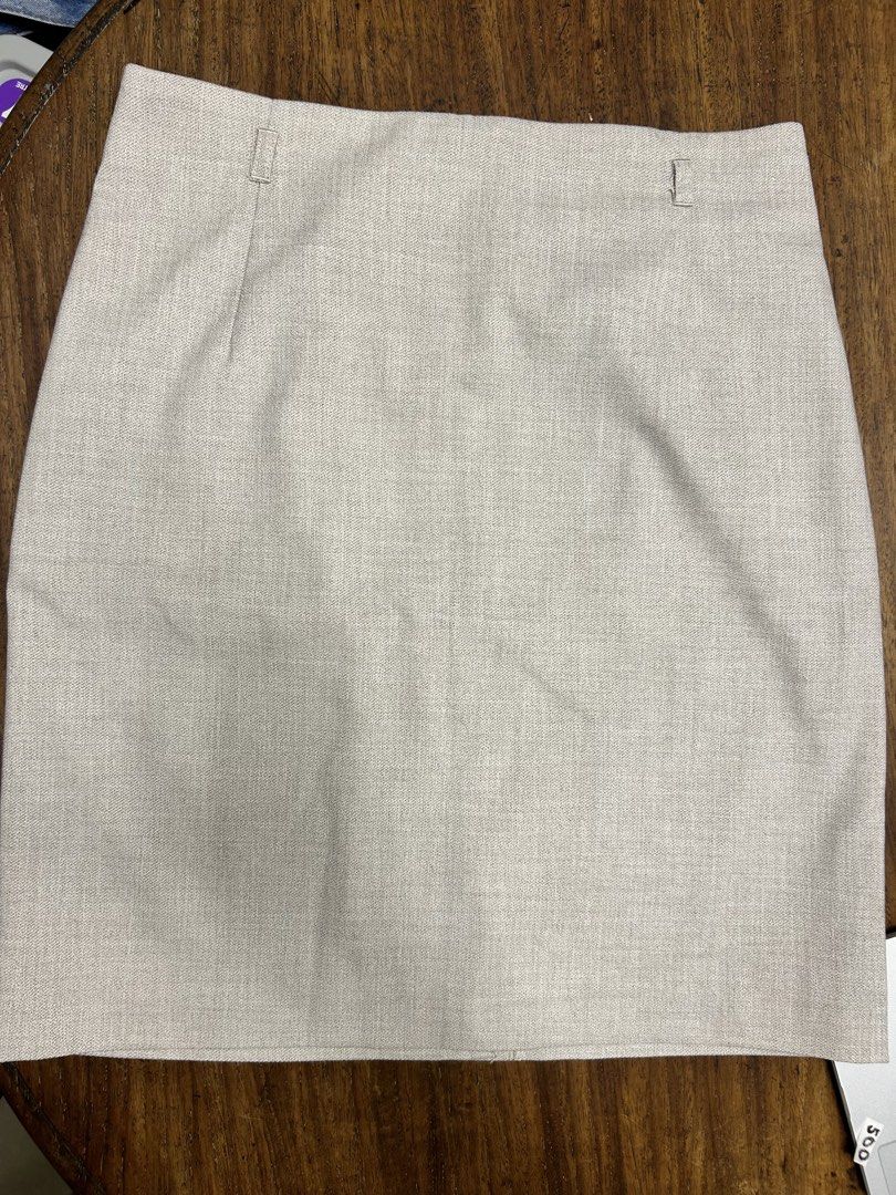H&M Beige Office Skirt (Category: Skirts) located in Antipolo. Submitted by tshopph (Listing ID 1464648724, Image 1). Description: A chic, versatile high-waisted skirt in a neutral beige color with subtle linen/heather texture. Perfect for office wear, smart-casual outfits, or everyday chic looks ✨ Color: Beige / Light Khaki ✨ Style: High-waisted A-line / Straight ✨ Closure: Back hidden zip ✨ Features: Built-in belt loops, back darting for struct