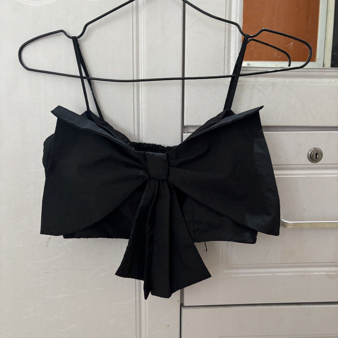 H&M Black Bow Ribbon Crop Top (Category: Sleeveless) located in Binan City. Submitted by mypreloved_haul (Listing ID 1464629181, Image 1). Description: LAST PRICE POSTED! FOR SURE BUYERS ONLY.