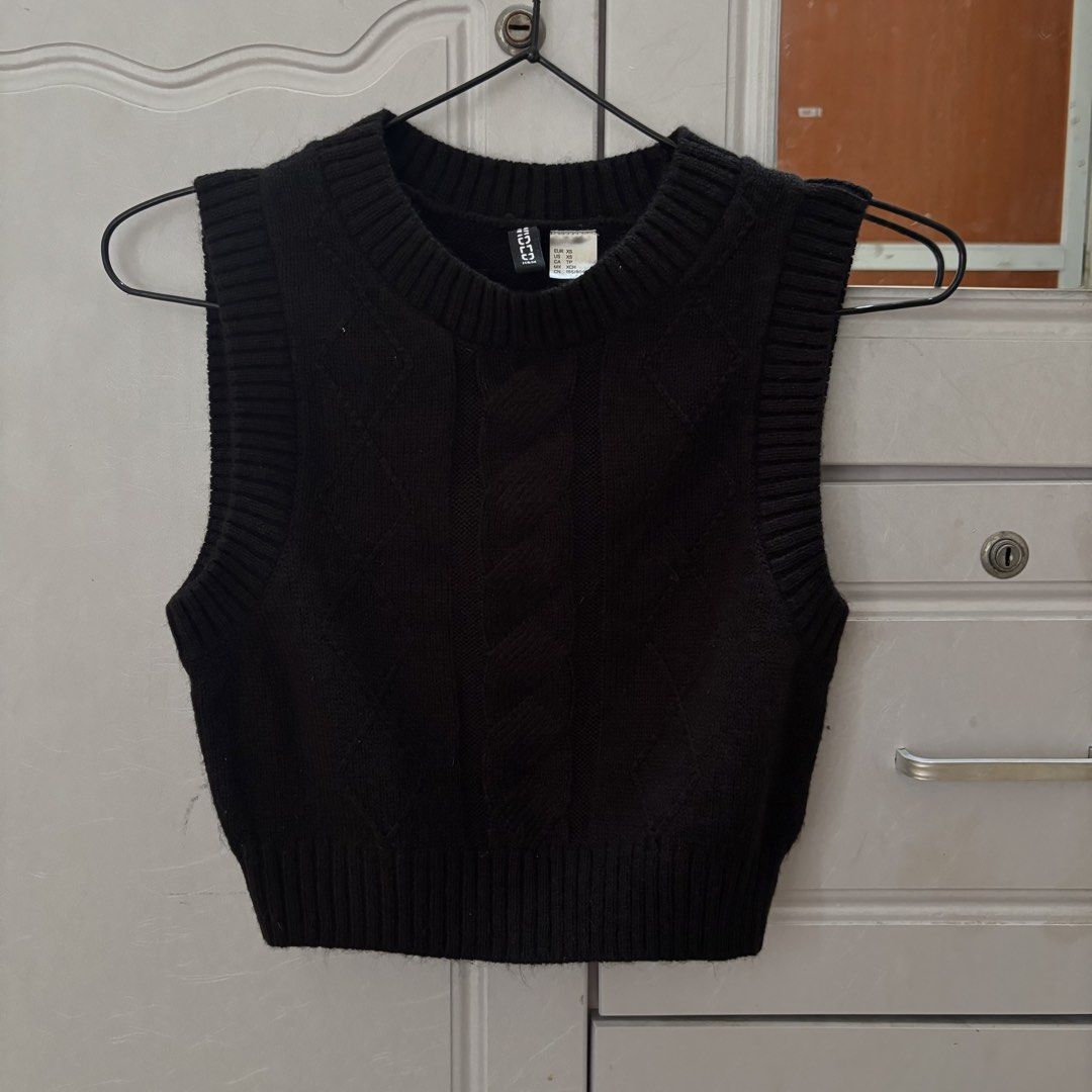 H&M Black Knitted Vest Top (Category: Sleeveless) located in Binan City. Submitted by mypreloved_haul (Listing ID 1464629681, Image 2). Description: LAST PRICE POSTED! FOR SURE BUYERS ONLY - fits xs to small! - no when worn photos! - last price posted! - please message only if sure buyer! - limited replies only. - Available unless mark as sold. - Ship via j&t or lalamove for same day. -Mode of payment: Gcash 📍Biñan Laguna .