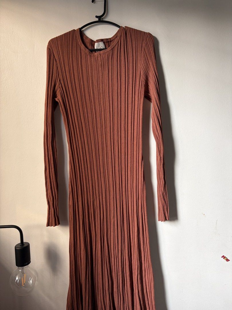 H&M Bodycon Maxi Dress (Category: Dresses) located in Las Pinas. Submitted by bibliomomma (Listing ID 1464631543, Image 2). Description: H&M long-sleeve maxi dress features a classic crew neckline and a figure flattering vertical ribbed knit texture in a chic warm terracotta hue. Made from a soft, stretchy fabric, it offers a comfortable, body skimming fit that easily transitions from casual daywear to chic evening looks. In great condition and p