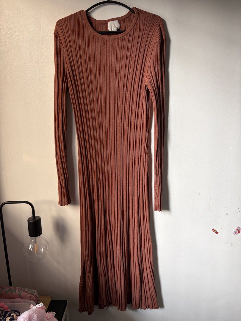 H&M Bodycon Maxi Dress (Category: Dresses) located in Las Pinas. Submitted by bibliomomma (Listing ID 1464631543, Image 1). Description: H&M long-sleeve maxi dress features a classic crew neckline and a figure flattering vertical ribbed knit texture in a chic warm terracotta hue. Made from a soft, stretchy fabric, it offers a comfortable, body skimming fit that easily transitions from casual daywear to chic evening looks. In great condition and p