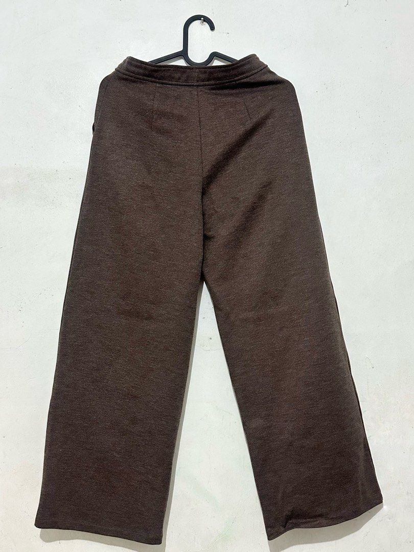 H&M Brown Wide Leg Pants (Category: Other Bottoms) located in Bulacan. Submitted by aj.dc (Listing ID 1464673972, Image 2). Description: MOP: Gcash MOD: J&T/Lalamove/Grab Can ship from Bulacan/Pasay Delivery fee to be shouldered by buyer.