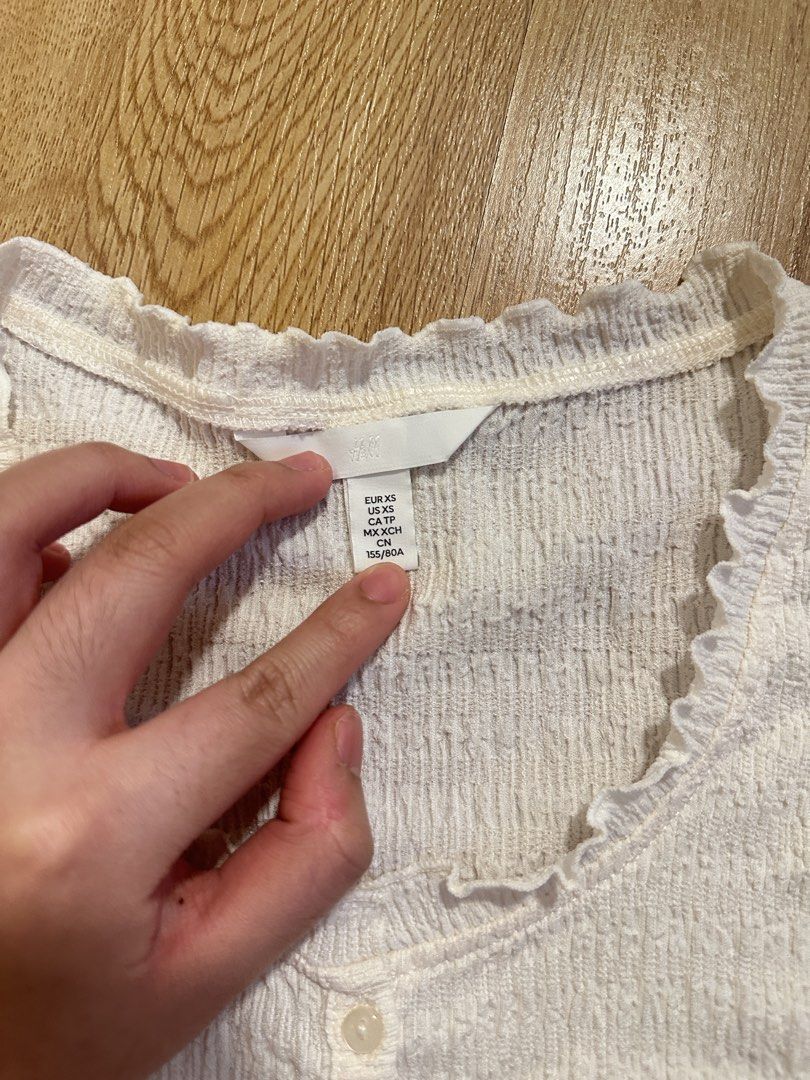 [H&M] button up blouse (Category: Blouses) located in Cainta. Submitted by m4tchyyy (Listing ID 1464649722, Image 2). Description: 🍀 mode of payment: gcash or bdo 🍀 mode of delivery: j&t express, ggx, or same day delivery within metro manila feel free to inquire! 🩷.