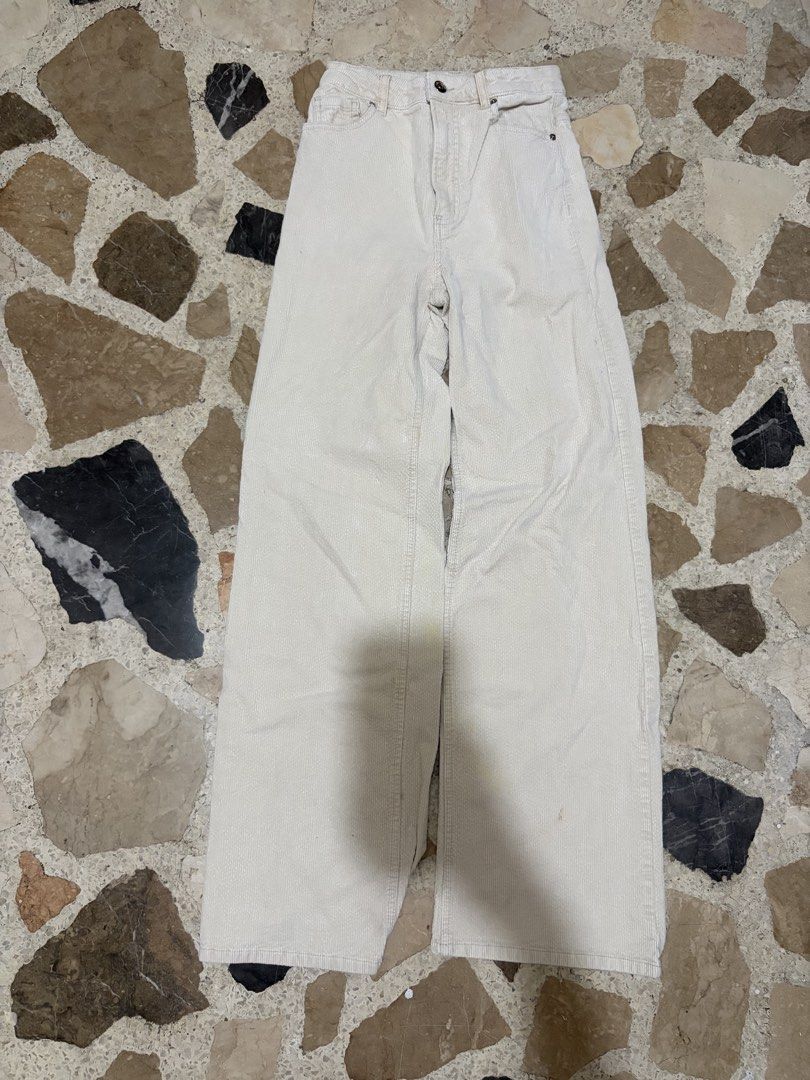 H&M corduroy cream jeans (Category: Jeans) located in Marikina City. Submitted by mifthrifs (Listing ID 1464648002, Image 1). Description: - rfs: decluttering - mop: gcash or gotyme - mod: lalamove / j&t 📍marikina, lower antipolo proceeds will go to feeding stray cats and dogs ü! .