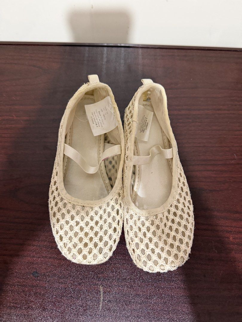 H&M Cream Crochet Ballet Flats with Strap (Category: Flats & Sandals) located in Valenzuela. Submitted by sophysabelaa (Listing ID 1464617683, Image 2). Description: - Cream crochet ballet flats - Features a strap across the top for a secure fit - Ideal for casual wear - Easy to slip on and off.