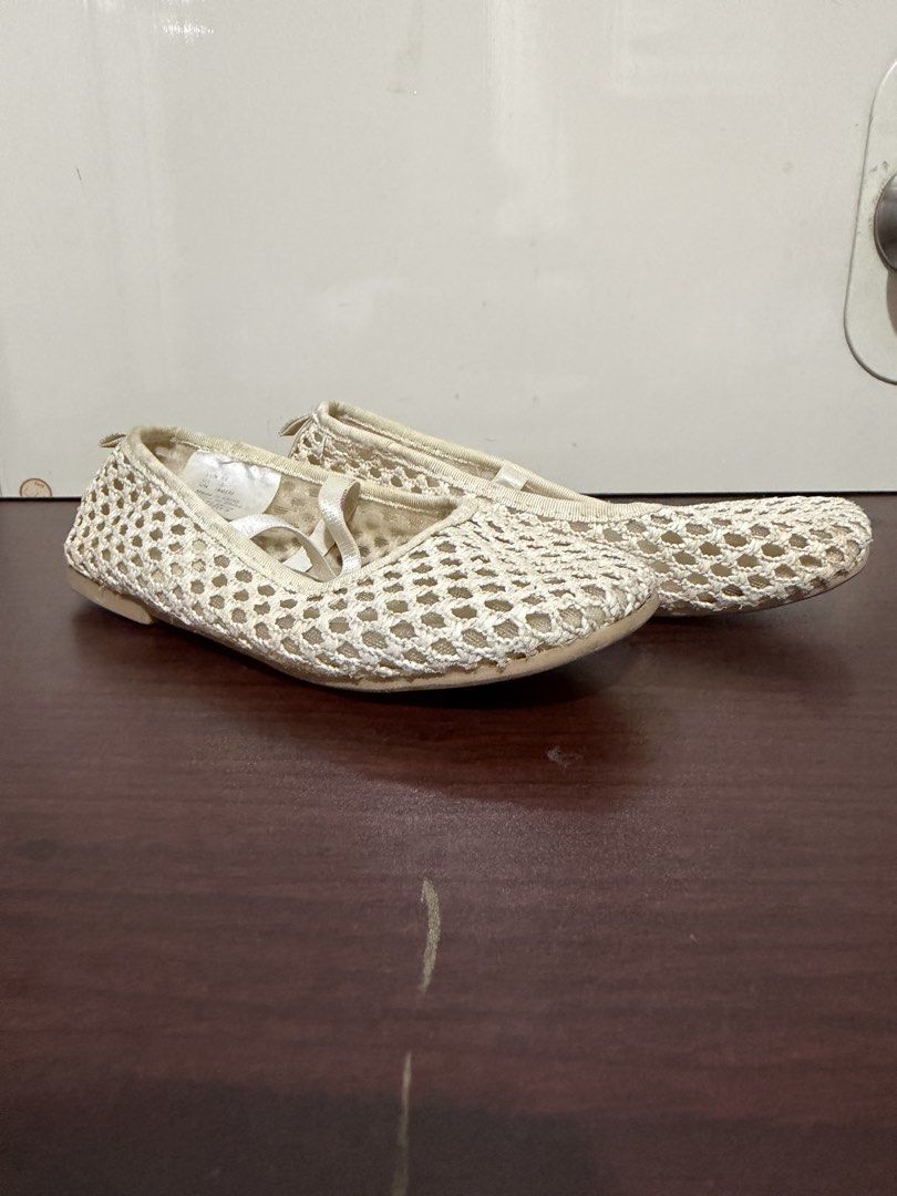 H&M Cream Crochet Ballet Flats with Strap (Category: Flats & Sandals) located in Valenzuela. Submitted by sophysabelaa (Listing ID 1464617683, Image 1). Description: - Cream crochet ballet flats - Features a strap across the top for a secure fit - Ideal for casual wear - Easy to slip on and off.