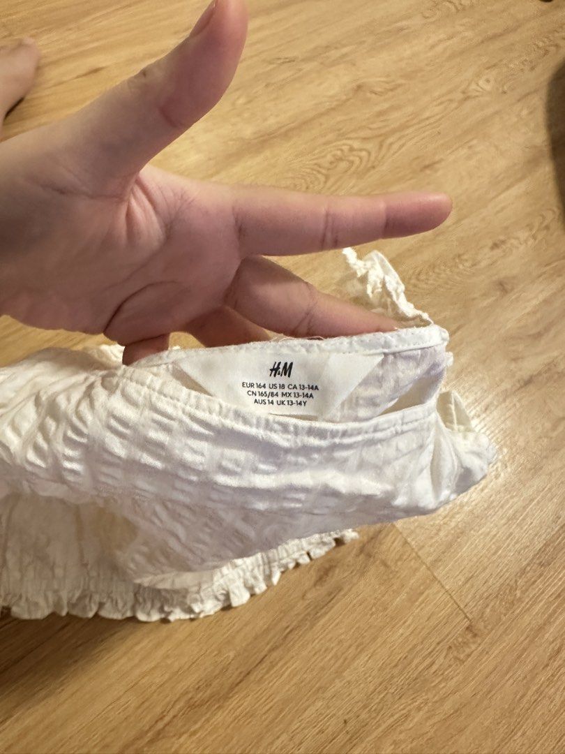 [H&M] crinkled tank top (Category: Sleeveless) located in Cainta. Submitted by m4tchyyy (Listing ID 1464656447, Image 3). Description: bought from h&m kids, best fits xs 🍀 mode of payment: gcash or bdo 🍀 mode of delivery: j&t express, ggx, or same day delivery within metro manila feel free to inquire! 🩷.