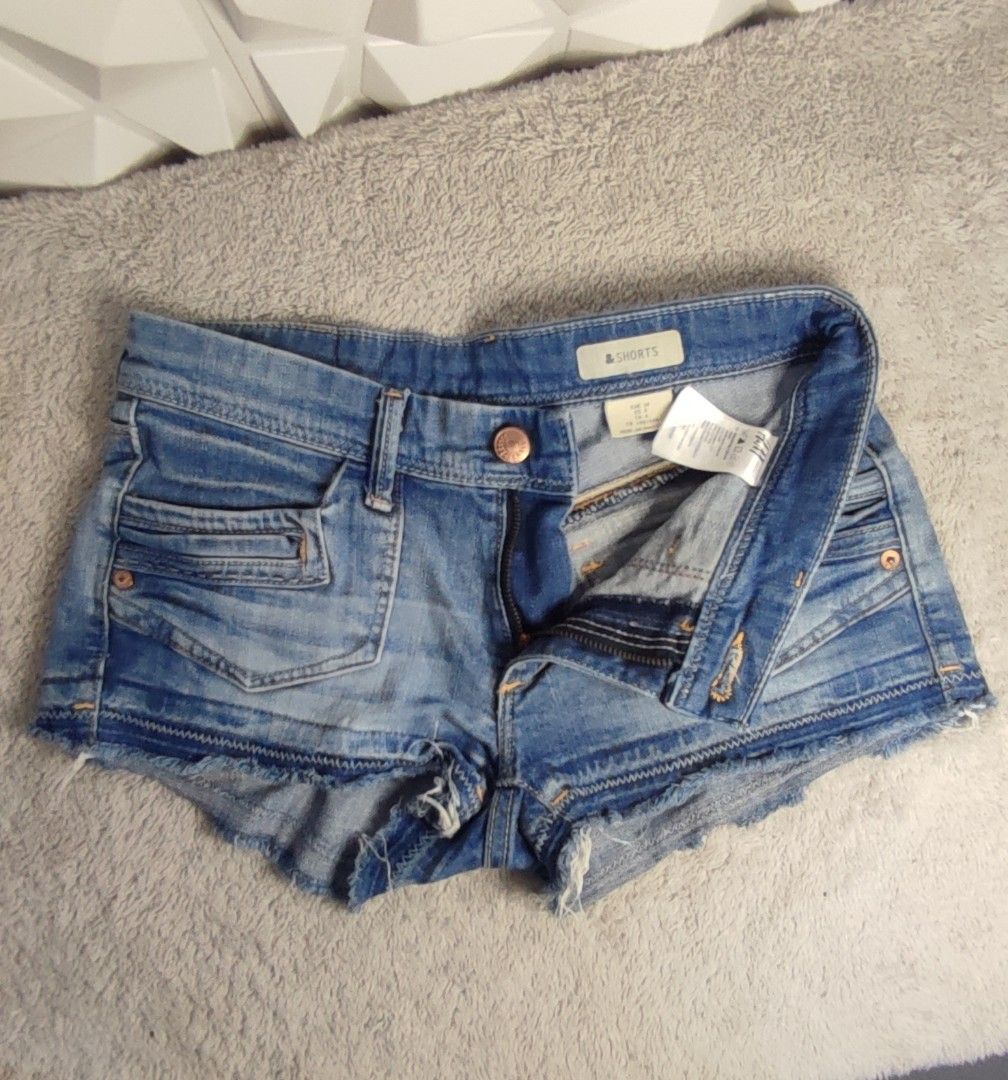 H&M Denim Short Shorts size 24/25 (Category: Shorts) located in Pasig City. Submitted by xcess_baggage (Listing ID 1464591377, Image 1). Description: .