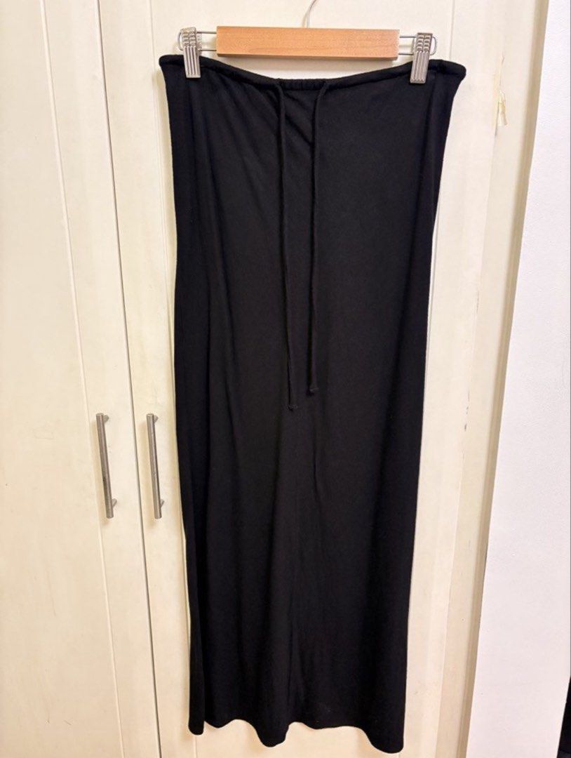 H&M Divided Black Maxi Skirt (Category: Skirts) located in Dasmarinas. Submitted by mnqstuff (Listing ID 1464626218, Image 1). Description: - Bought from another carouseller (photos are from the seller).