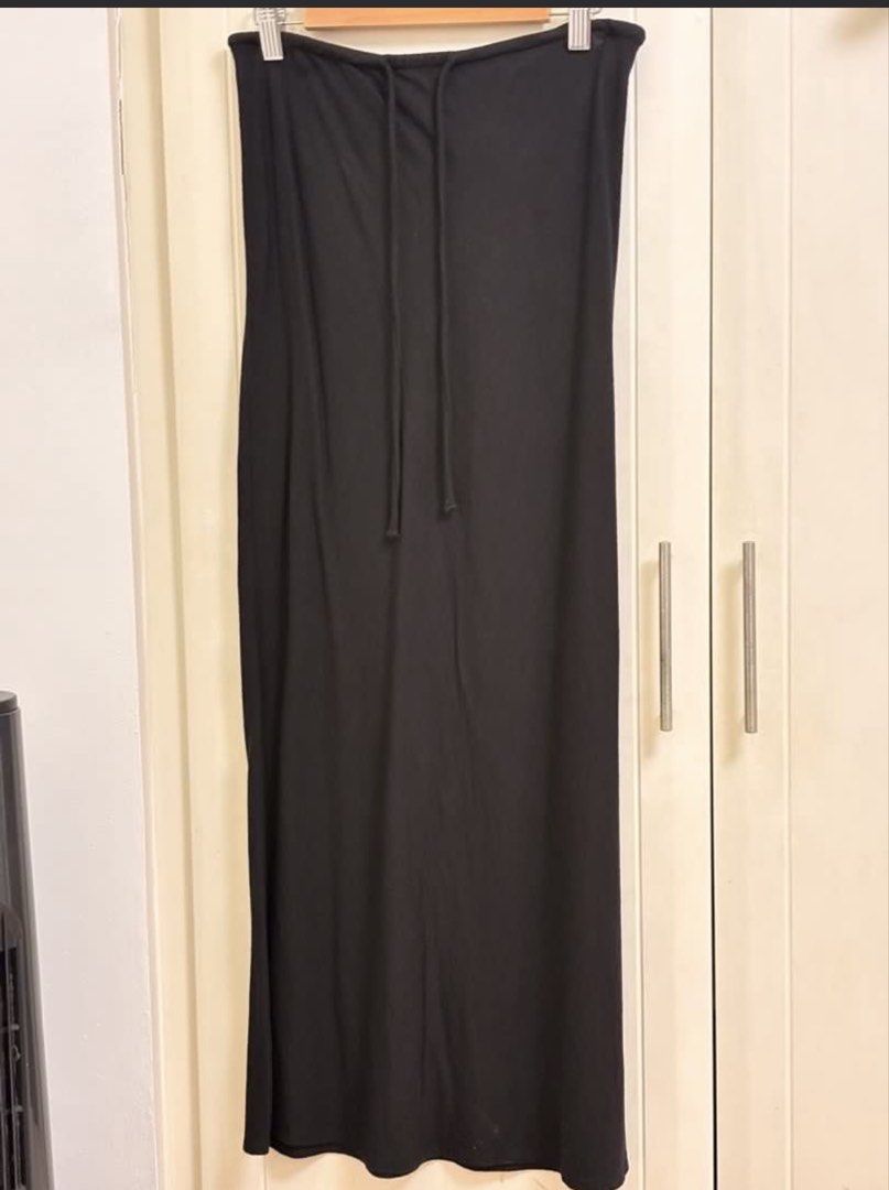 H&M Divided Black Maxi Skirt (Category: Skirts) located in Dasmarinas. Submitted by mnqstuff (Listing ID 1464626218, Image 2). Description: - Bought from another carouseller (photos are from the seller).