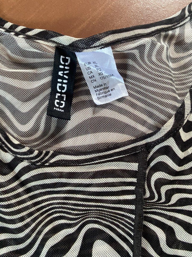 H&M Divided Mesh Zebra Print Top XL (Category: Sleeveless) located in Manila. Submitted by reginemarquez412 (Listing ID 1464670757, Image 2). Description: - H&M Divided mesh top - Bold zebra print - Sheer material - Lettuce hem edges - Ideal for layering or standalone wear.