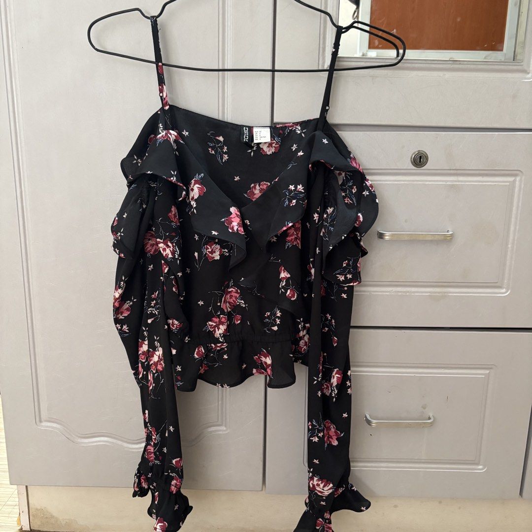 H&M Floral Ruffled Off Shoulder Top (Category: Sleeveless) located in Binan City. Submitted by mypreloved_haul (Listing ID 1464630350, Image 1). Description: LAST PRICE POSTED! FOR SURE BUYERS ONLY.