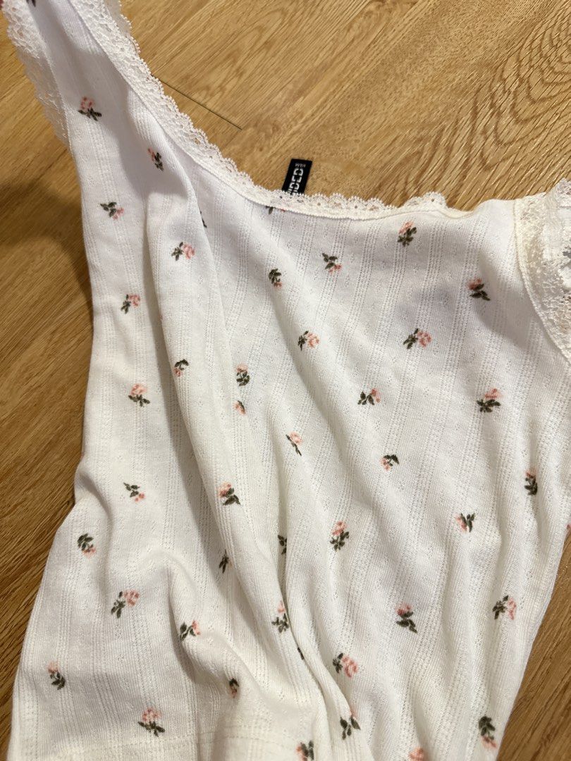 [H&M] floral tank top (Category: Sleeveless) located in Cainta. Submitted by m4tchyyy (Listing ID 1464655065, Image 2). Description: 🍀 mode of payment: gcash or bdo 🍀 mode of delivery: j&t express, ggx, or same day delivery within metro manila feel free to inquire! 🩷.