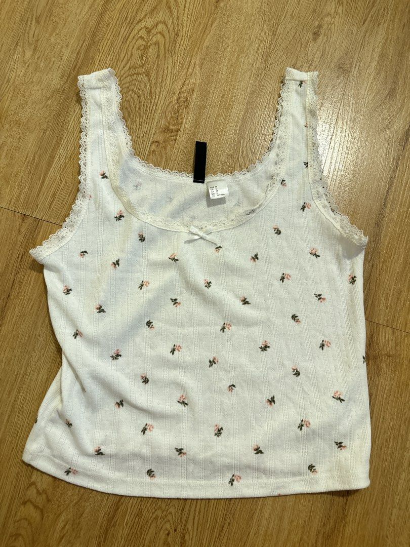 [H&M] floral tank top (Category: Sleeveless) located in Cainta. Submitted by m4tchyyy (Listing ID 1464655065, Image 1). Description: 🍀 mode of payment: gcash or bdo 🍀 mode of delivery: j&t express, ggx, or same day delivery within metro manila feel free to inquire! 🩷.