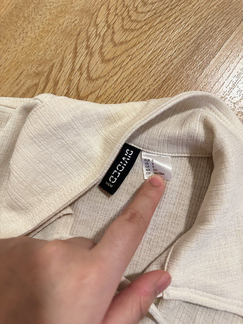 [H&M] front tie cropped polo (Category: Longsleeves) located in Cainta. Submitted by m4tchyyy (Listing ID 1464652789, Image 2). Description: 🍀 mode of payment: gcash or bdo 🍀 mode of delivery: j&t express, ggx, or same day delivery within metro manila feel free to inquire! 🩷.