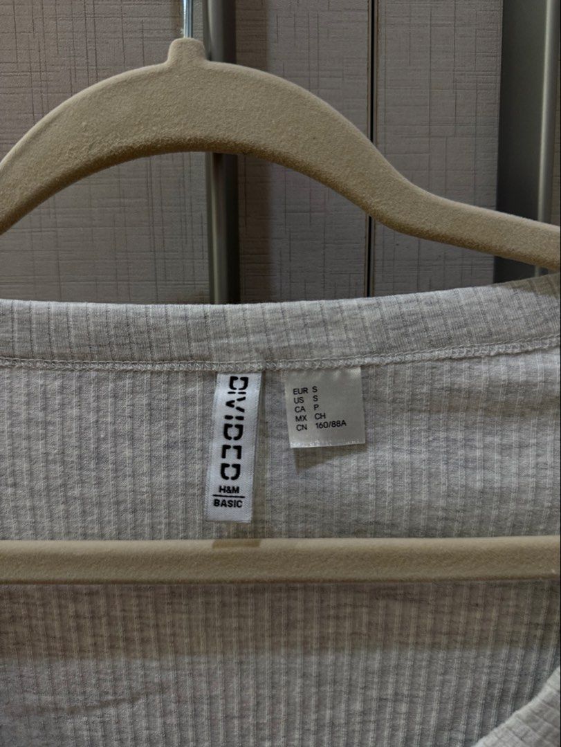 H&M Gray Ribbed Top (Category: Longsleeves) located in Quezon City. Submitted by emily_in_pariss (Listing ID 1464627102, Image 3). Description: .