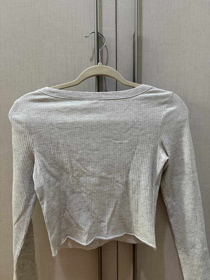 H&M Gray Ribbed Top (Category: Longsleeves) located in Quezon City. Submitted by emily_in_pariss (Listing ID 1464627102, Image 2). Description: .