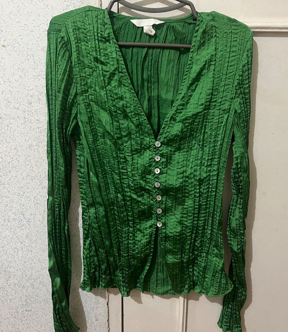 H&M Green Crinkled Long Sleeve Button-Down Blouse (Category: Blouses) located in Cavite. Submitted by classicsale (Listing ID 1464739641, Image 1). Description: H&M crinkled texture V-neck Longsleeve blouse Good condition Price: Php 300 plus shipping fee Payment: Gcash / Maya Shipping: LBC / Grab Express / J&T (dm for more options or details) DM FOR MORE INFO.