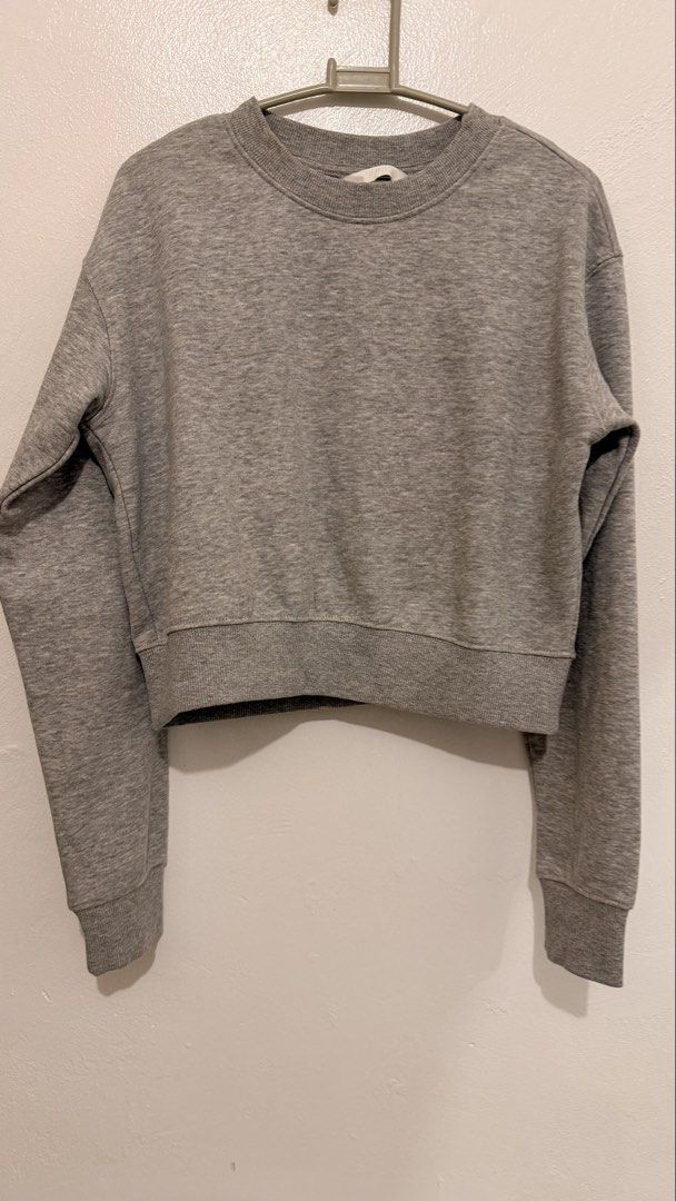 H&M Grey Cropped Sweatshirt (Category: Coats, Jackets and Outerwear) located in Tarlac. Submitted by mariebiscuitttttt (Listing ID 1464641089, Image 1). Description: - Brand: H&M - Item: Cropped Sweatshirt - Color: Grey - Size: XS - Features: Comfortable, casual, great for everyday wear.