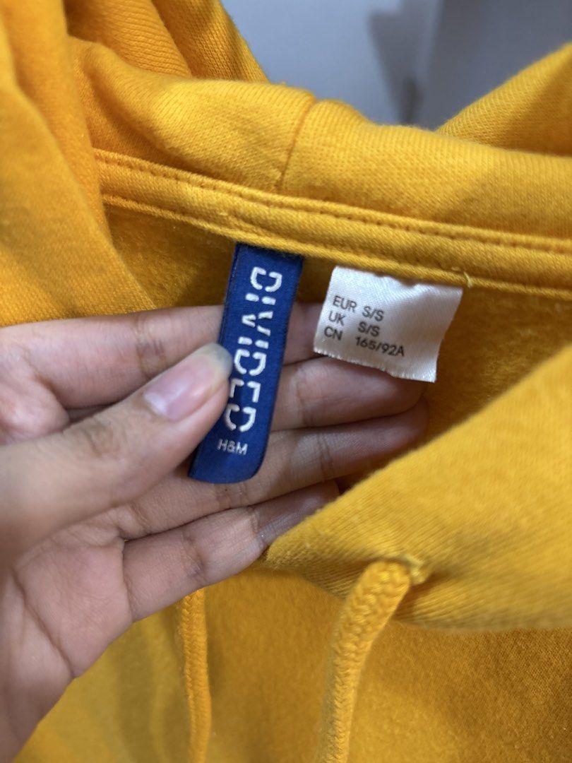 H&M Hoodie (Category: Hoodies) located in Quezon City. Submitted by den.declutters (Listing ID 1464644310, Image 2). Description: .
