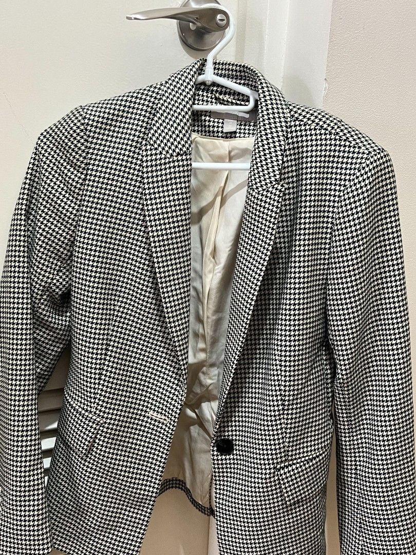 H&M Houndstooth Blazer (Category: Coats, Jackets and Outerwear) located in Manila. Submitted by mymelody04 (Listing ID 1464638182, Image 1). Description: - Classic houndstooth pattern blazer - Brand: H&M - Color: Beige and black print - Fully lined interior - Single button closure - Versatile for work or evening wear - A great staple piece for your wardrobe.
