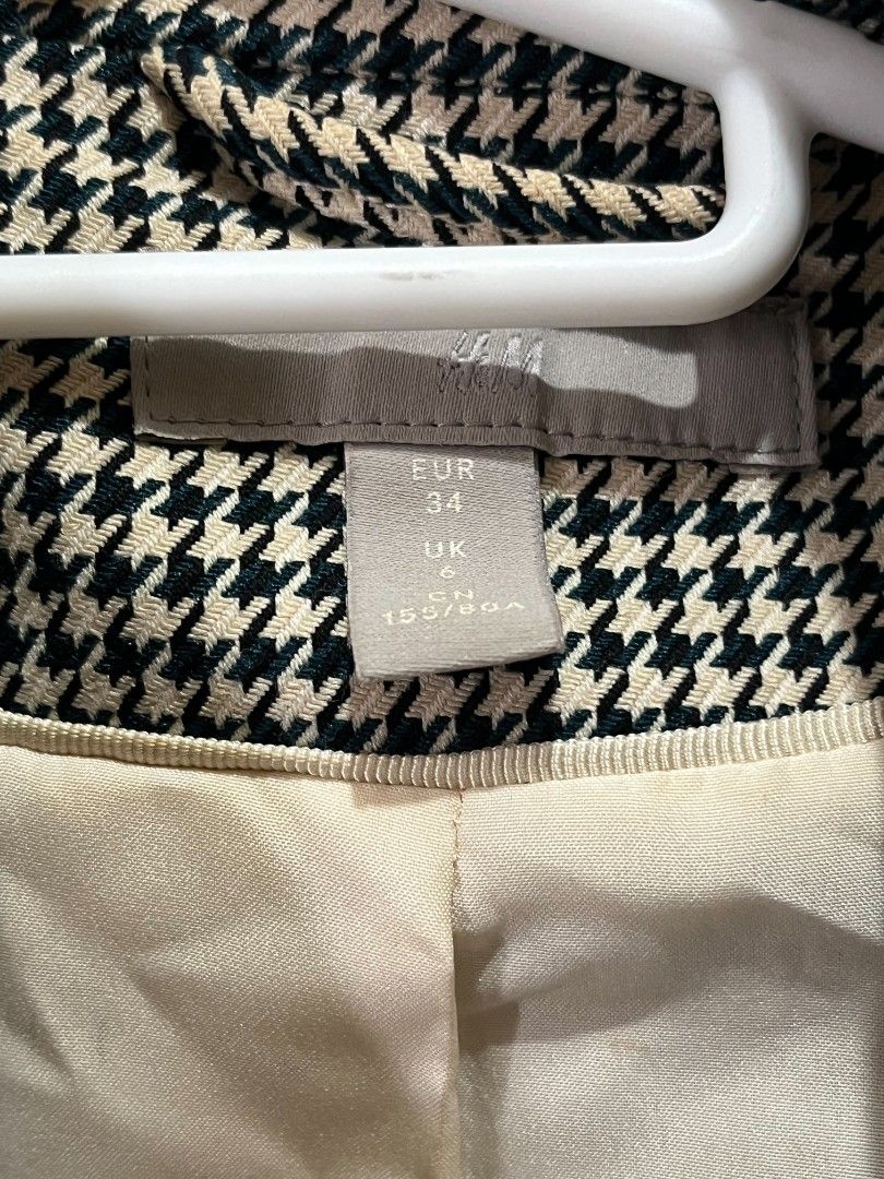 H&M Houndstooth Blazer (Category: Coats, Jackets and Outerwear) located in Manila. Submitted by mymelody04 (Listing ID 1464638182, Image 2). Description: - Classic houndstooth pattern blazer - Brand: H&M - Color: Beige and black print - Fully lined interior - Single button closure - Versatile for work or evening wear - A great staple piece for your wardrobe.
