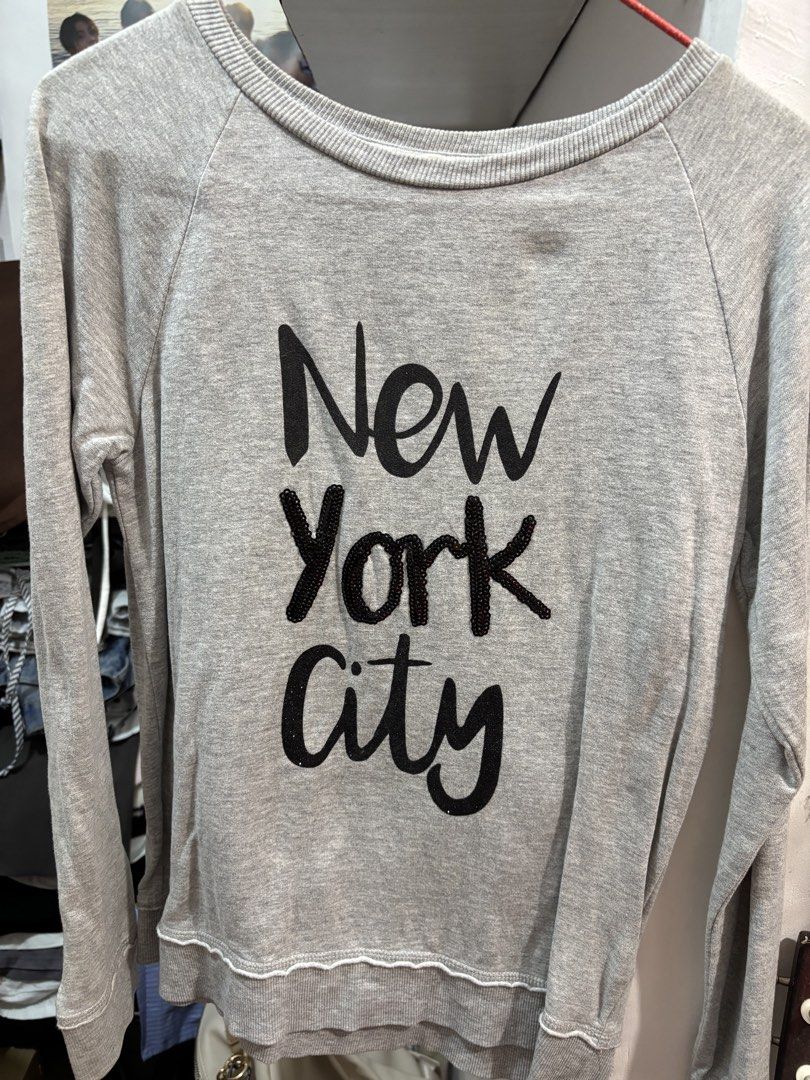 H&M Kids Sweatshirt (Category: Babies & Kids Fashion) located in Quezon City. Submitted by den.declutters (Listing ID 1464598564, Image 1). Description: .