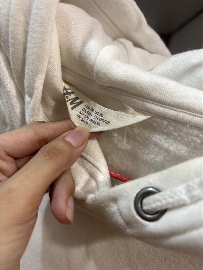 H&M Men's Hoodie (Category: Hoodies) located in Quezon City. Submitted by den.declutters (Listing ID 1464639773, Image 3). Description: .